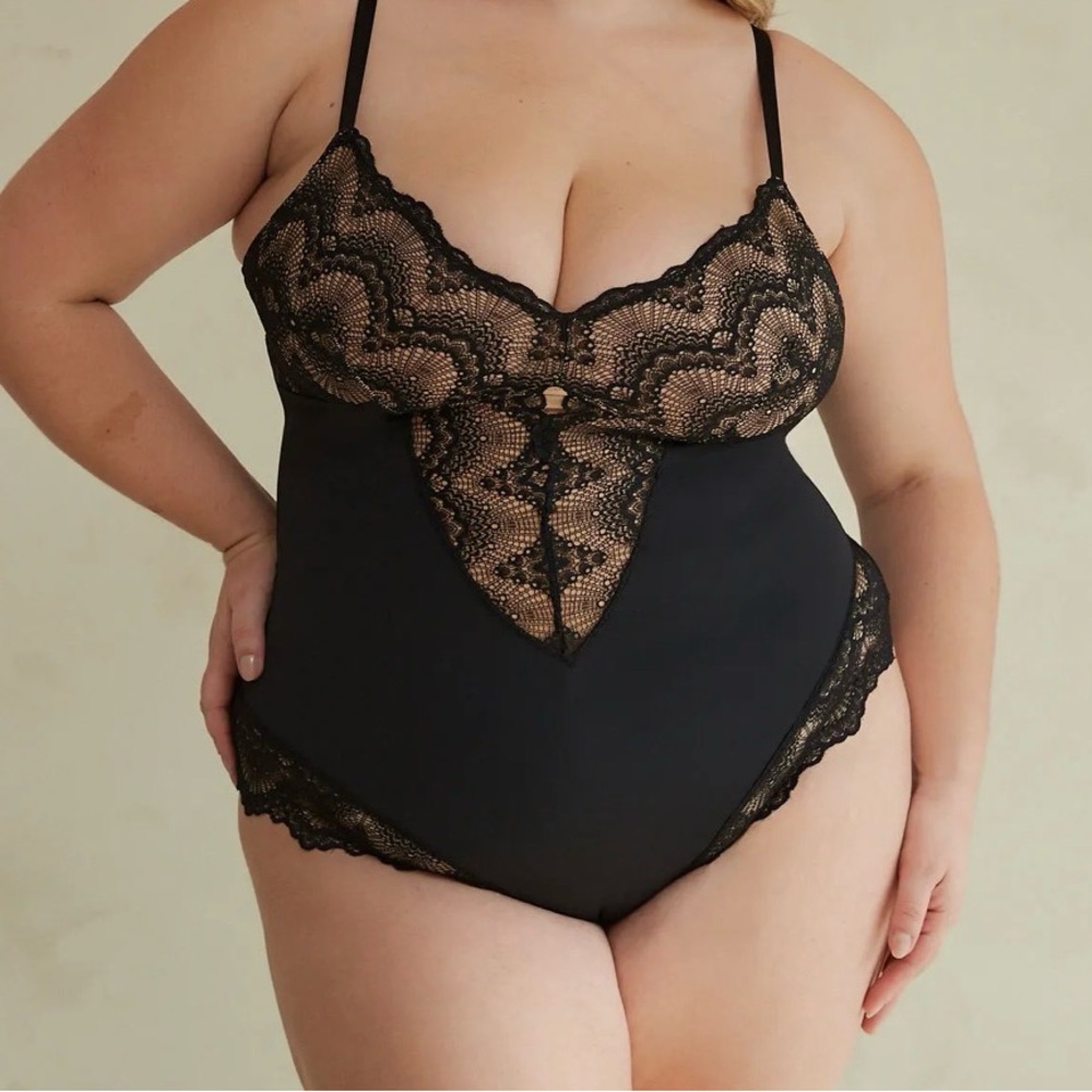 PINSY SCULPTING LACE SHAPEWEAR BODYSUIT